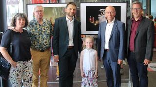 Über die gelungene Eröffnung der Vernissage freuen sich: Jutta und Edgar Mutschler, die Bankvorstände Dieter Ehmann und Bernhard Eckert, Aufsichtsratsvorsitzender Ralph Matousek sowie Mona Baumann.
