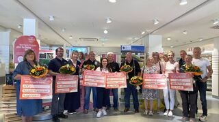 Anlässlich ihres 50-jährigen Bestehens unterstützt die Drogeriemarktkette dm Zukunftsprojekte. 3000 Euro flossen in den Kreis. Das Bild zeigt die Vertreter der Vereine und Initiativen gemeinsam mit den Filialleiterinnen bei der Spendenübergabe am Freitag in Buchen.