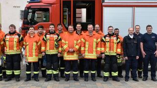 An 15 Feuerwehrmänner aus den Abteilungen der Stadtfeuerwehr Boxberg überreichte Kreisbrandmeister Andreas Geyer die Urkunden für die erfolgreiche Teilnahme am Maschinistenlehrgang.