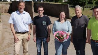 Bei der „Verabschiedung“: Thomas Gambke und technischer Mitarbeiter Florian Roos von der KWiN, Platzbetreiberin Julia Hornstein sowie Burkhard Trabold und Pascal Bier von der Maschinenring-Geschäftsleitung.