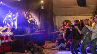 Beste Stimmung herrschte jeweils am Freitag- und am Samstagabend in Festzelt der Feuerwehr-Abteilung Urphar/Lindelbach. Bild: Kerstin Mattern