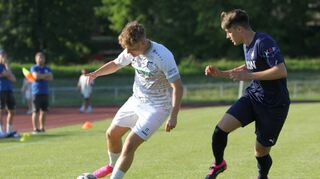 2:2-Unentschieden trennten sich der VfB Bad Mergentheim (blaues Trikot) und der SV Wachbach am Freitagabend im Bezirksliga-Derby.