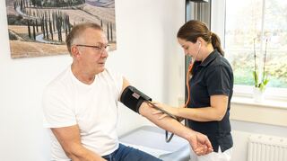 Blutdruckschwankungen sind zusätzlich zu Fatigue mögliche Symptome bei Post-Covid-Patienten.