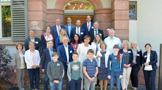 Bundesbildungsministerin Bettina Stark-Watzinger (Zweite Reihe Mitte im hellen Hosenanzug) tauschte sich in Amorbach bei der Joachim und Susanne Schulz Stiftung mit regionalen Vertretern aus Wirtschaft, Politik und Bildung über den Fachkräftemangel in MINT-Berufen aus.