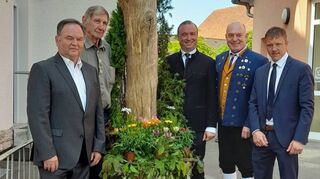 Löffelstelzen feierte mit einem bunten Programm 777-jähriges Bestehen. Im Bild von links Ortsvorsteher a.D. Egon Brand, Stadtrat Thomas Tremmel, Stellvertretender Bürgermeister Andreas Lehr, Stellvertretender Ortsvorsteher Martin Salch und Ortsvorsteher Michael Müller.