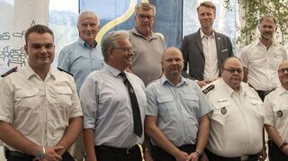 Geehrte und Gratulanten beim Festkommers zum 150-jährigen Bestehen der Feuerwehrabteilung Urphar/Lindelbach: Das Bild zeigt (hinten, von links) den stellvertretenden Oberbürgermeister Bernd Hartmannsgruber, Lindelbachs Ortsvorsteher Egon Schäfer, Oberbürgermeister Markus Herrera Torrez, Urphars Ortsvorsteher Detlev Dosch, (vorne, von links) den stellvertretenden Kommandanten Tim Schüßler, Rolf Hörner-Geiger, Michael Flegler, Stadtkommandant Torsten Schmidt, Kreisbrandmeister Andreas Geyer, Uwe Flegler und Kommandant Markus Korteneck.