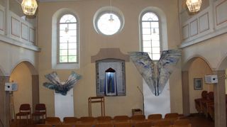 Bildende Kunst im Wenkheimer Synagogenraum. Im Zentrum bleibt die „widerständige Schrift“, die Schriftrolle der Torah.
