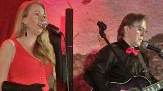 „June & Leo“ begeisterten im Pfarrkeller in Lauda.