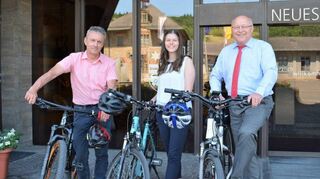 Startklar fürs Stadtradeln (von links) Verwaltungs-Teamkapitän Matthias Kleinhans, Katrin Schwab (stellvertretende Sachgebietsleiterin Schulen & Sport) und Oberbürgermeister Udo Glatthaar.