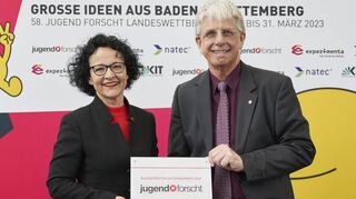 Prof. Dr. Bärbel Renner, Geschäftsführerin der experimenta, und Dr. Nico Kock, Vorstand der Stiftung Jugend forscht, freuen sich auf den Bundeswettbewerb Jugend forscht 2024 in Heilbronn.