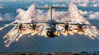 Das Bild zeigt den Täuschkörperausstoß bei einem Transportflugzeug der Bundeswehr, um einen simulierten Raketenbeschuss abzuwehren. Ab nächster Woche wird am Himmel über Deutschland verstärkt mit Nato-Partnern trainiert.