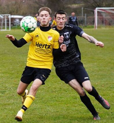 Wer setzt sich durch? Türkgücü Wertheim (linkes Bild, gelbes Trikot) oder der VfR Gerlachsheim (rechtes Bild, weißes Trikot).