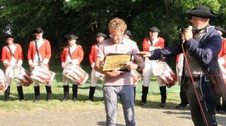 Die Geleitführer übergaben bei einem Fest am Abend stellvertretend für alle Teilnehmenden als Dank an Bürgermeister Marcus Wessels Gastgeschenke wie zum Beispiel eine Erinnerungsmedaille mit Insignien des 20-jährigen Bestehens dieses Zugs.