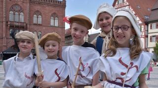 Der Nachwuchs der Tauberfränkischen Heimatfreunde mischte fröhlich und kräftig mit.