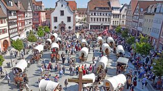 Mit dem Ruf „Jubel“ wurde der Seligenstadter Kaufmannszug am Dienstag in der Kreisstadt begrüßt. Allein seine Größe und die bunte Pracht der historischen Kostüme machten Eindruck.
