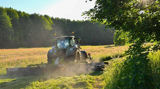 Ein Landwirt mäht eine Wiese am frühen Morgen: Ein Volksantrag, auf den Weg gebracht von BUND sowie 15 weiteren Organisationen und Verbänden, darunter dem Bauernverband, hat zum Ziel, den Flächenfraß in Baden-Württemberg zu stoppen.