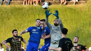 Viel diskutiert wurde über den vermeintlich vorentscheidenden Treffer zum 2:0. Unser Foto lässt erahnen, dass Türkgücü-Keeper Gülecin mit beiden Händen wohl zuerst am Ball war und danach erst Leon Brach mit dem Kopf. Das Tor zählte trotzdem. Am Ende siegte Gerlachsheim verdient mit 4:1