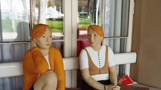 Lebensgroße Tonfiguren bevölkern den Kurpark als Dauerausstellung. Im Juli lockt zudem das Kurparkfest.