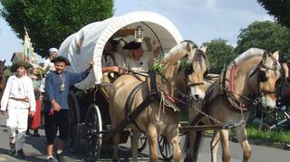 Der Kaufmannszug nähert sich dem Schlossplatz in Külsheim.