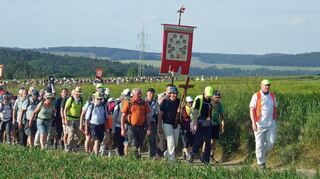 Die Wallfahrer aus dem Fuldaer Raum auf ihrem Weg zum Zielort Walldürn sind auf den letzten Metern vor Külsheim, wo sie bereits erwartet werden.