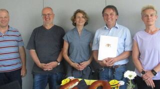 Personalratsvorsitzender Dietmar Mechler (von links), Verwaltungsleiter Klaus Brauch-Dylla, Anstaltsleiterin Katja Fritsche sowie (rechts) die stellvertretende geschäftsführende Sozialarbeiterin Daniela Diemer gratulierten Eberhard Belz (mit Urkunde) zum Dienstjubiläum.