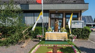 Der Stationsaltar am Rathaus von Schlierstadt: Links neben dem Altar ist ein Teil der mutwillig abgeknickten Birkenbäumchen zu sehen. Die Bäumchen sollten ursprünglich den Altarhintergrund schmücken.