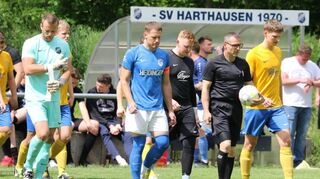 Der SV Harthausen (hier in Blau) muss am Samstag tatenlos zusehen, ob er vom FC Billingsbach noch in die Relegation geschickt wird. Rechts im Bild der scheidende Trainer Harry Ott beim Blick auf die Uhr.