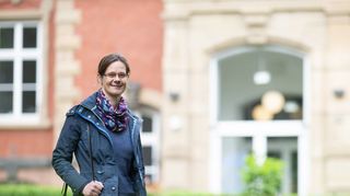 Genesungsbegleiterin Julia Kistner vor dem Zentrum für Psychiatrie des Uniklinikums Gießen und Marburg.