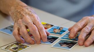 Kleine Spiele eignen sich gut zur Aktivierung Demenzkranker. Das muss gar nicht heißen, Memory so zu spielen, wie man es früher kannte. Die Karten in die Hand zu nehmen und anzuschauen – so wie auf unserem Symbolbild – reicht oft schon als Impuls.