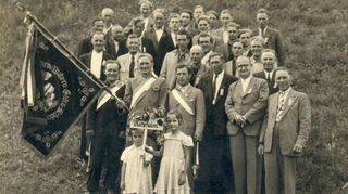 Der Männergesangverein feiert die Weihe seiner Fahne vor 100 Jahren. Die älteste Aufnahme des Vereins in dessen Archiv stammt aus dem Jahr 1949. Es entstand beim Sängerfest in Dienstadt.