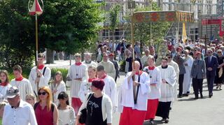 Nach dem Gottesdienst führte die Prozession an Fronleichnam durch die Stadt.
