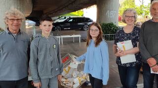Die Glückskinder Emma Steinmacher und Jan Köhler zogen die Gewinner der Tombola beim Brückenfest.