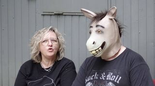 Sabine Völkert als Erna Gugger und Sven Utz als deren Fast-Verlobter Helmut Boggäfeld sind im Wiesenbacher Steinbruch schon eifrig am Proben für ein neues Erna-Gugger-Stück von Klaus Eisenbarth.