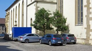 Der Standort des neuen Behindertenparkplatzes in Aub liegt direkt an der Kirche. Im Stadtrat gab es dafür eine deutliche Mehrheit.