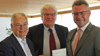 Strahlende Gesichter gab es bei der Übergabe der Heinrich-Magnani-Verdienstmedaille an Landrat Dr. Achim Brötel (rechts) als ersten Mann im Neckar-Odenwald-Kreis. Das Bild zeigt ihn mit Ekkehard Brand (links) und Alexander Gerstlauer.
