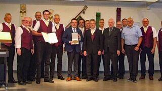 Mitglieder des mit der Zelter-Plakette ausgezeichneten Männergesangvereins Eintracht Eiersheim zusammen mit Landrat Christoph Schauder (Siebter von links) und Bürgermeister Thomas Schreglmann (Fünfter von rechts) sowie den weiteren Offiziellen.
