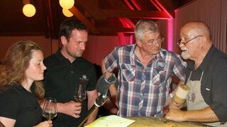 Bildhauer, Holzkünstler, Rock-Musikfreund und DJ Heinz A. Theobald (rechts) bei seiner zehnten und zugleich letzten „Wood-Rock-Weinprobe“.