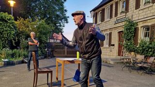 Peter Warkentin vom Russlanddeutschen Theater Niederstetten führt zum dritten Mal Regie in Reinsbronn. Die intensive Probenarbeit soll am 23. Juni in eine Premiere münden, die beste Theaterunterhaltung bietet. Im Hintergrund Wolfgang Hess, der mittlerweile schon seit 20 Jahren beim Bühnenzinnober als Spieler aktiv ist.
