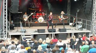 Die Tribute-Band „We Rock-Queen“ mit Musikern des Musicals „We will rock you“ gastierte vor 550 Besuchern in Wertheim auf der Burg.