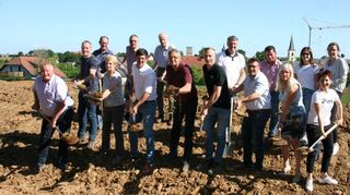 Beim Spatenstich: (von links) Michael Neckermann, Florian Menth, Lioba Kinzinger (alles Stadtratsmitglieder), stellvertretender Bürgermeister Klaus Saliger, Steffen Laufer (Standortleiter Konradbau), Dr. Franz Merkel (Stadtratsmitglied), Robert Hammerand (KFB), Fabian Vogel (Konradbau), Jürgen Bauer (Ingenieurbüro Plan 2o), Dietmar Schmidt (Bauamtsleitung der VG Aub), Gertraud Rappert (Stadtratsmitglied), Judith Kammleiter (Geschäftsleiterin der VG Aub), Martina Schmidt (Stadtratsmitglied) und Hanna Winzig (Bauamtsmitarbeiterin der VG Aub).