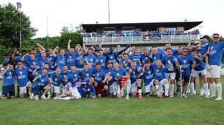 So sehen Meister aus: Der TSV Schrozberg sicherte sich dank des 2:1-Siegs gegen Edelfingen den Titel in der Kreisliga B3 Hohenlohe. Der SV muss am Dienstag im Entscheidungsspiel in Markelsheim weiter um den Aufstieg kämpfen.