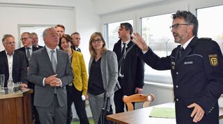 Dieser Besuch des Innenministers Thomas Strobl (Vierter von links) bleibt unvergessen – und das nicht nur, weil der komplett sanierte Standort der Polizeihochschule über ein Jahr nach seiner Inbetriebnahme endlich feierlich übergeben wurde, sondern weil Strobl indirekt die Zusage für den Weiterbetrieb des Standorts gab. Das Bild zeigt ihn bei einer Besichtigung der Ausbildungsräume.