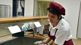 Für Marisa Dibitonto und das damals neue vierzehnköpfige Küchenteam galt es am 3. Juli 2018 über 200 Mittagessen zu richten. An diesem Tag kamen die ersten Polizeianwärter nach Wertheim und werden seitdem vor Ort versorgt. Doch einige der Kräfte bekommen immer wieder nur befristete Verträge.