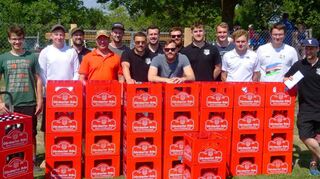 Im Rahmen des Jubiläumsfestes „100 Jahre Fußballclub Teutonia“ stand Bierkisten-Querstapeln auf dem Programm. Das FCT-Team schaffte es im zweiten Durchgang, 35 Kisten aneinander zu stapeln.