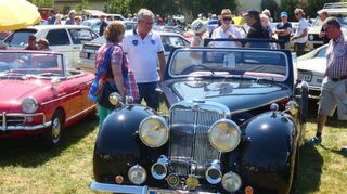 Zu sehen waren etwa 120 museale Kraftfahrzeuge vom Velorex-Dreirad, Borgward Goliath über Ferrari bis zum Adenauer-Benz.