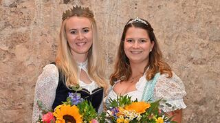 Die Taubertäler Weinhoheiten Christina Wille und Mareike Fries geben sich beim Weinfest ein Stelldichein.
