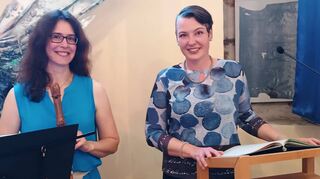 Die Rezitatorin Ann-Kathrin Schneider begeisterte zusammen mit der Musikpädagogin Stephanie Mittnacht bei der musikalischen Rose-Ausländer-Vorlesung in der ehemaligen Synagoge in Wenkheim.