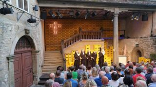 Das war letztes Jahr der Renner des Rothenburger Toppler Theaters: Das Musikstück „Non(n)sens“, ideal für das Klosterambiente gewählt.