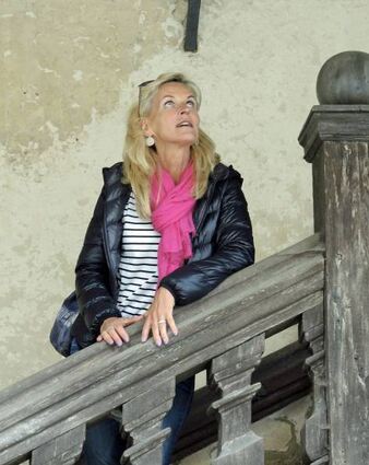 Leitende Regisseurin Katja Wolff auf der Treppe des Bühnenraums im Toppler Theater.