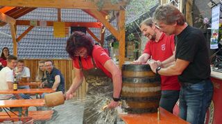 Vorstandsmitglied Corinna Landwehr hatte die Ehre, das erste Fass Bier anzustechen.